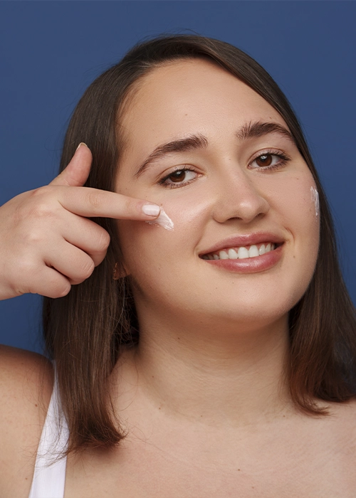 Aplicación de crema en el rostro